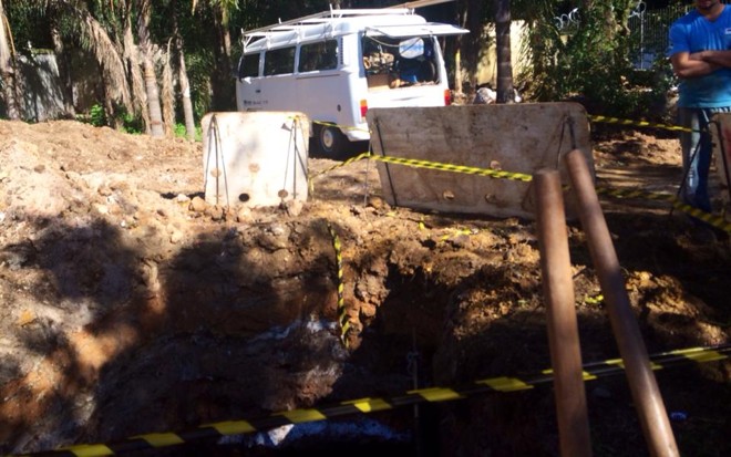 Buraco aberto para a colocação de novo encanamento de esgoto no Bosque Gomm | Reprodução/Facebook