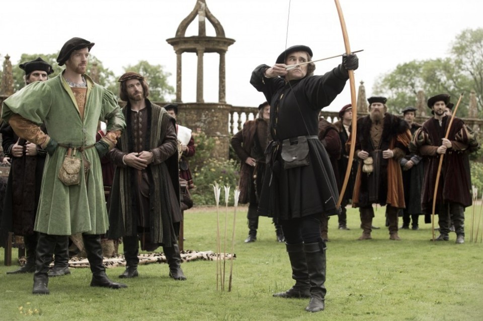 Thomas Cromwell (Mark Rylance), com arco e flecha, é o plebeu que conquista um lugar na nobreza. | Divulgação