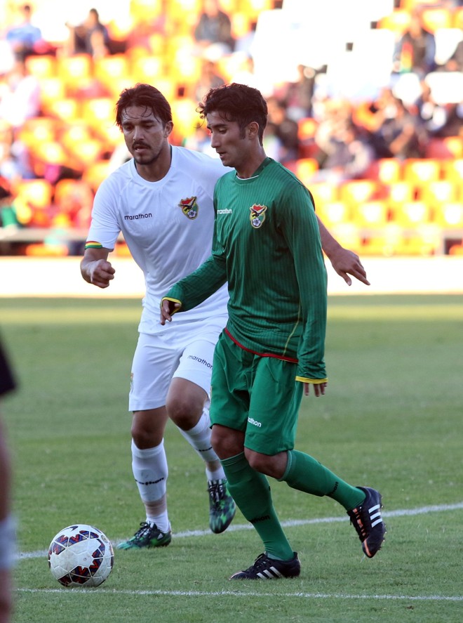 SEBASTIAN GAMARRA. Com apenas 18 anos, Gamarra carrega o pesado apelido de “Pirlo boliviano”. O rótulo foi colado por Pippo Inzaghi, seu técnico no Milan, onde joga no sub-20, e companheiro do Pirlo original no clube e na Azzurra. Precisará de mais do que isso para reconstruir a frágil seleção de seu país. | Pachy Reynoso/EFE