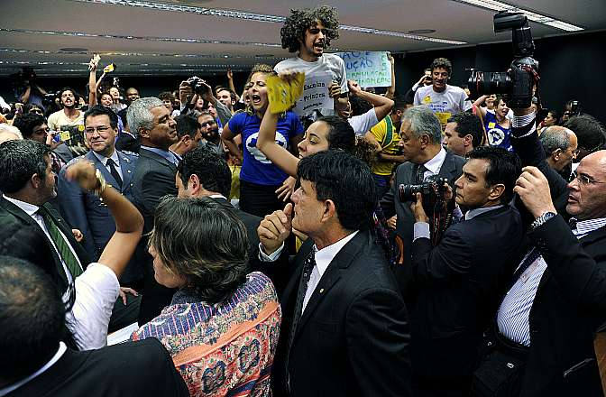 A polícia Legislativa usou gás de pimenta contra os manifestantes | LUCIO BERNARDO JR/Câmara dos Depiutados