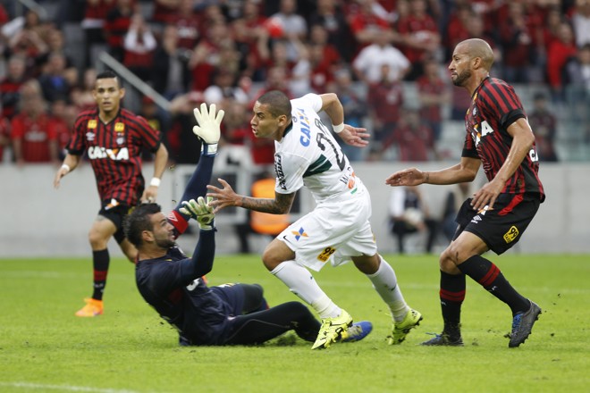 Wellington Paulista chuta por cima do goleiro do Atlético, Weverton, para marcar para o gol do Coritiba. | Daniel Castellano/Gazeta do Povo