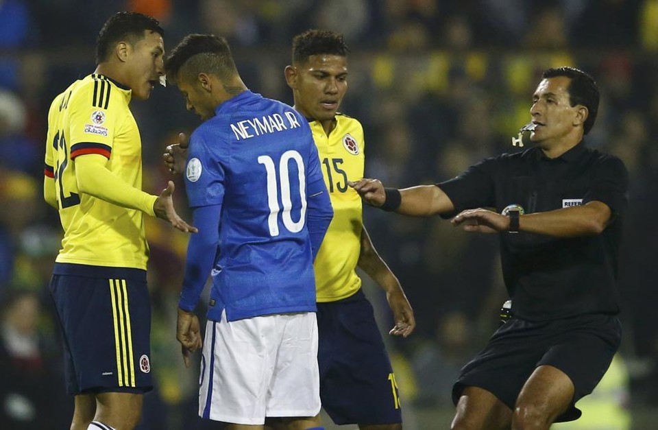 CBF vai pedir punição mínima de um jogo para Neymar Neymar foi expulso após se envolver em confusão depois do apito final da derrota para a Colômbia. | Ricardo Moraes /Reuters