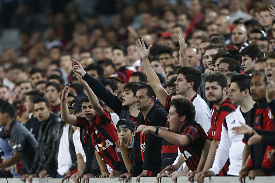 Estádio pós-Copa não tem alambrado nem fosso para separar torcida do gramado. | Felipe Rosa/Tribuna do Paraná