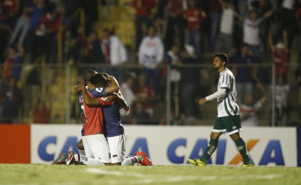 Henrique comemora gol da vitória do Paraná sobre o Luverdense. | Hugo Harada/Gazeta do Povo