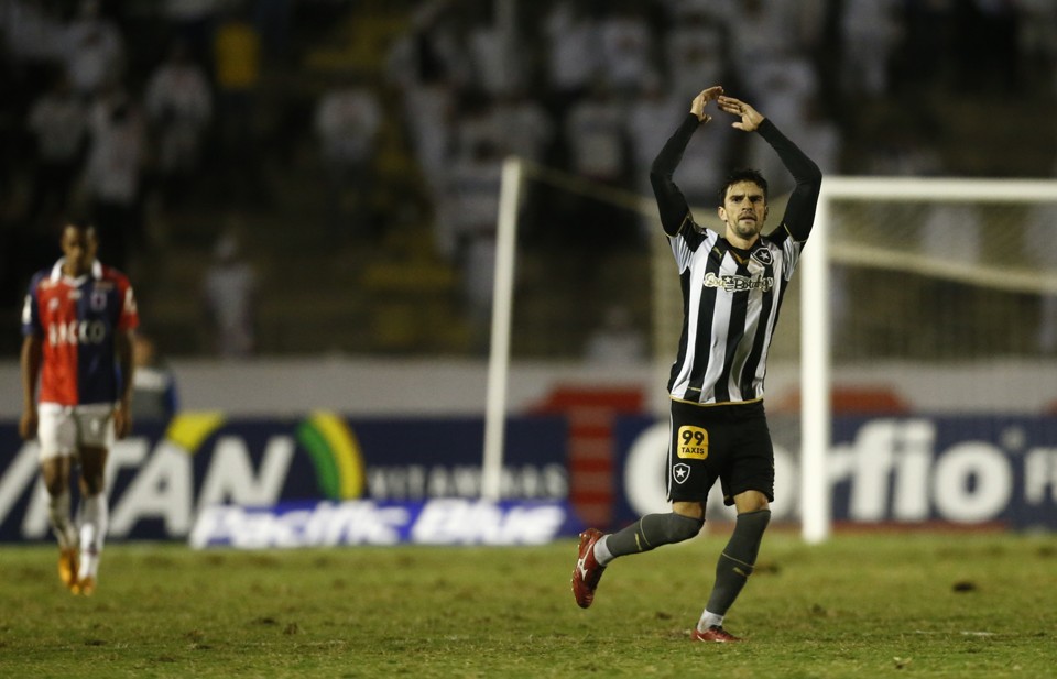 Rodrigo Pimpão fez o gol da vitória do Botafogo nos acréscimos. | Hugo Harada/Gazeta do Povo