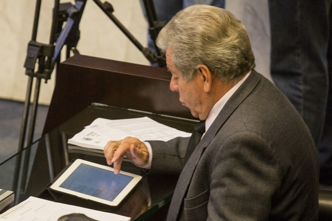 Fernando Scanavaca (PDT) e o inseparável tablet. | Henry Milleo/Gazeta do Povo
