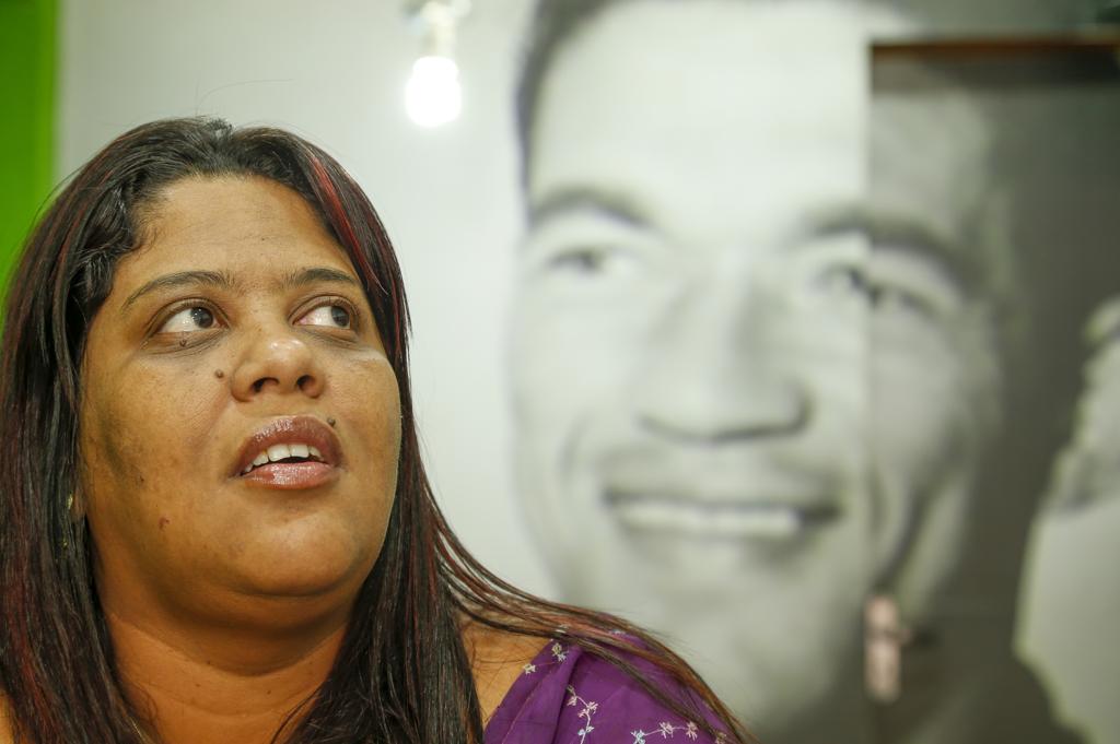Alexsandra dos Santos, na casa em que foi de Garrincha: esperança era de que o imóvel virasse um memorial do bicampeão mundial. | Hugo Harada / Gazeta do Povo