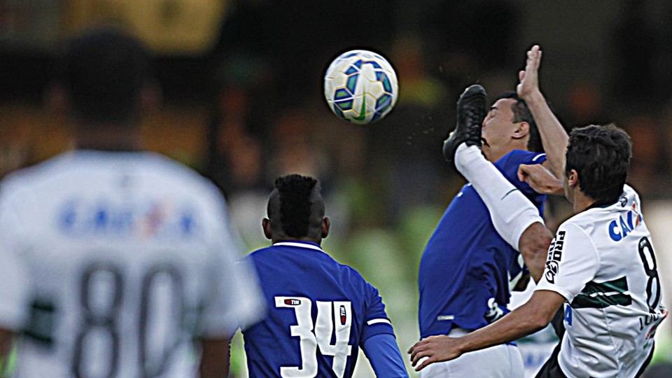 Lúcio Flávio mostra todas as travas da chuteira preta para Leandro Damião: ex-paranista comandou o meio-campo alviverde. | Jonathan Campos/Gazeta do Povo