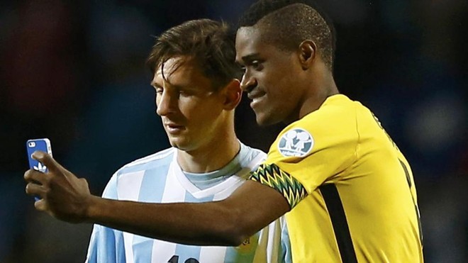 Brown, da Jamaica, tira selfie com Messi após vitória da Argentina. | IVAN ALVARADO/REUTERS