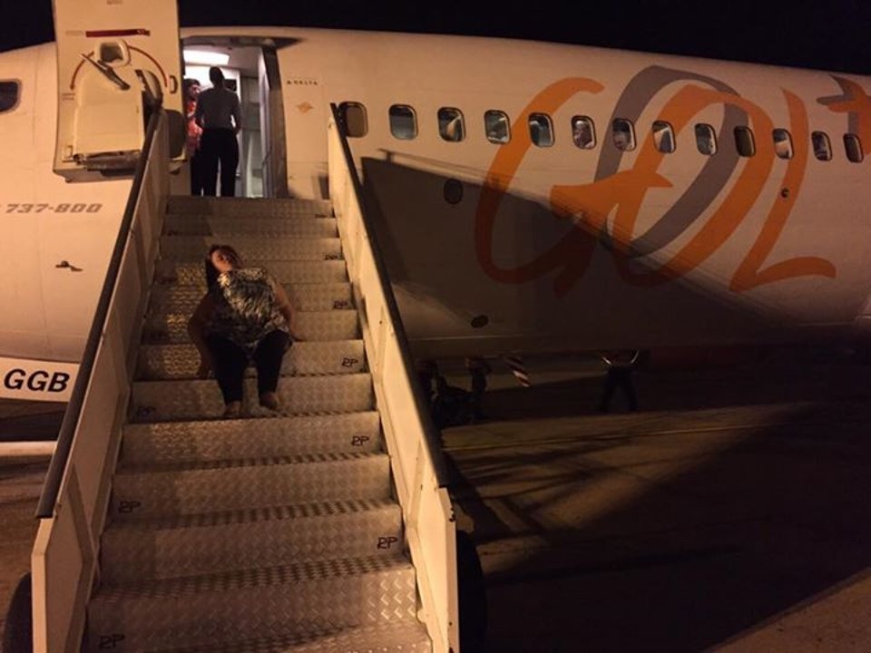 Em dezembro de 2014, Katya Hemelrik da Silva teve de subir escada sentada para conseguir entrar em avião. | Reprodução/Facebook