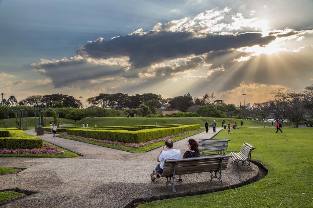 Sol do fim de semana deve durar só até o meio da tarde deste domingo (14). | Brunno Covello/Gazeta do Povo