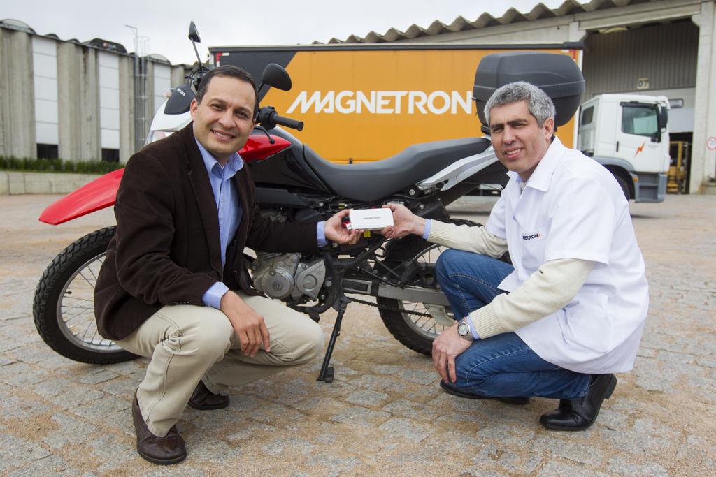 Jairo Leal de Souza Filho, gerente comercial, e Amarildo Pereira, gerente de engenharia da Magnetron: novo produto foca em motociclistas, mas tem potencial para atingir outros públicos | Brunno Covello/Gazeta do Povo