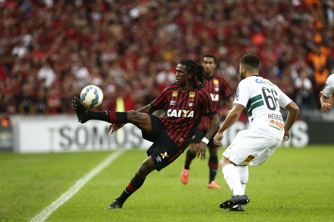 Douglas Coutinho, do Atlético, tenta se livrar da marcação de Henrique, do Coritiba. | hugo Harada/Gazeta do Povo
