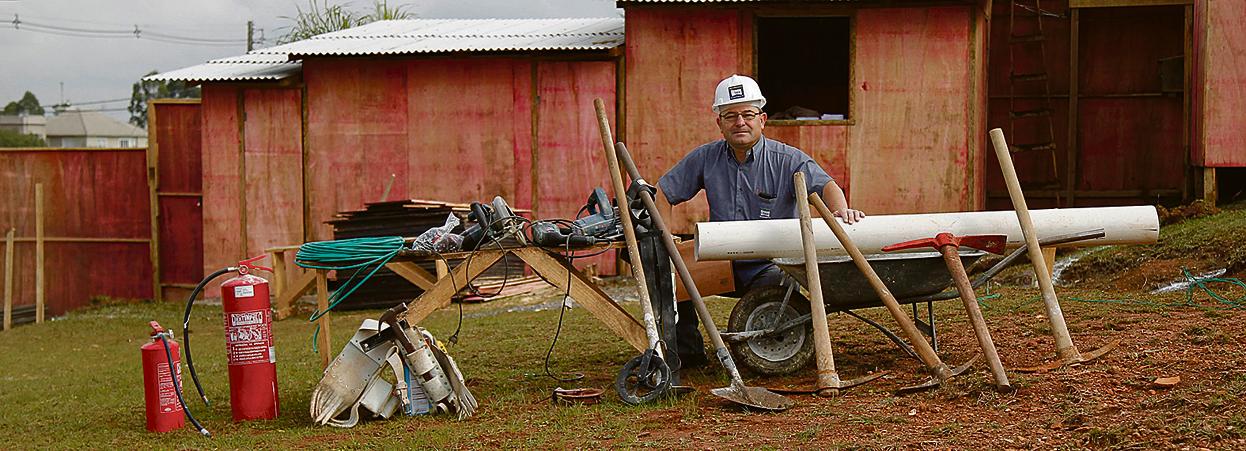 À frente da obra da empresária Patricia Müller, o engenheiro civil Aldo Cesar Prigol comanda o uso dos materiais de segunda mão. | Jonathan Campos/Gazeta do Povo