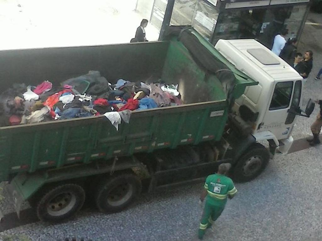 Caminhão da Cavo com roubas e cobertores de moradores de rua, recolhidos pela PM | Arquivo Pessoal/Estevão Prestes