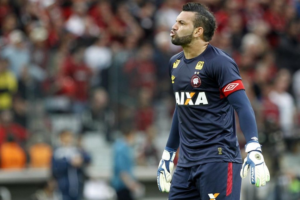 Weverton levou terceiro cartão amarelo no Atletiba e desfalcará Atlético contra a Ponte Preta. | Daniel Castellano/Gazeta do Povo