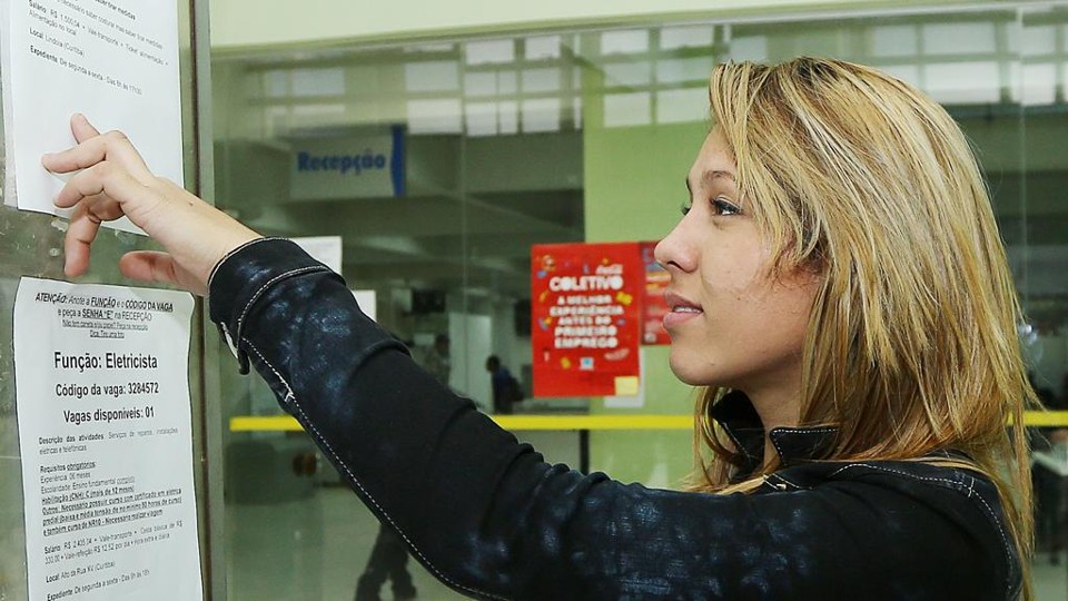 Cassiane, de 19 anos, está à procura de emprego desde o fim do ano passado: “aceito qualquer vaga”. | Giuliano Gomes
/Gazeta do Povo