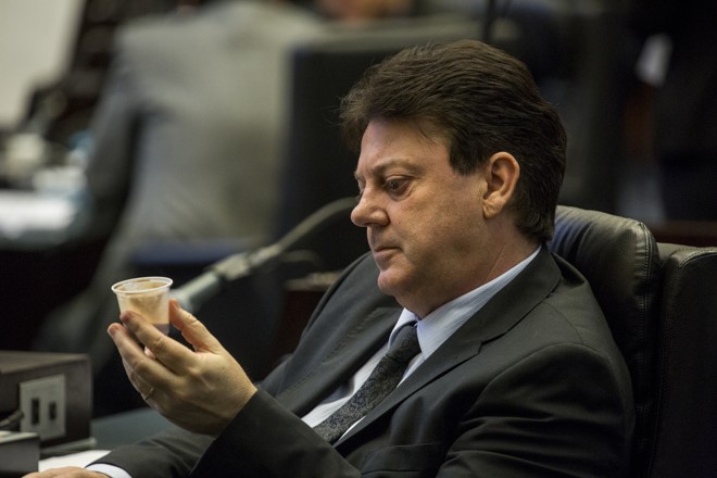 Nelson Luersen (PDT) coloca os pensamentos em dia durante o cafezinho. | Henry Milleo/Gazeta do Povo