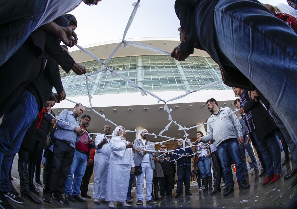 Professores e outros cidadãos fizeram uma manifestação em frente ao Palácio Iguaçu para lembrar os dois meses da confusão que feriu mais de 200 pessoas no Centro Cívico | Daniel Castellano/Gazeta do Povo