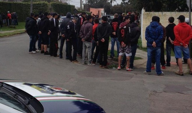 Torcedores detidos no bairro Campo Comprido em confusão antes do Atletiba. | Divulgação Guarda Municipal/