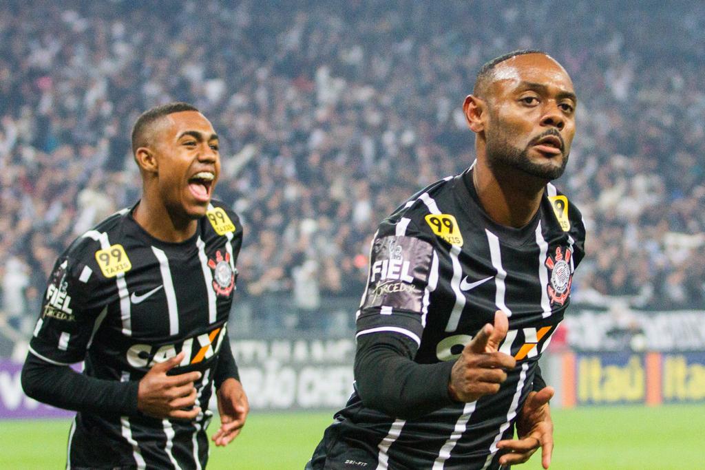 Vágner Love fez o primeiro gol e ajudou a colocar o alvinegro em 5º lugar no campeonato. | Anderson Rodrigues/Folhapress