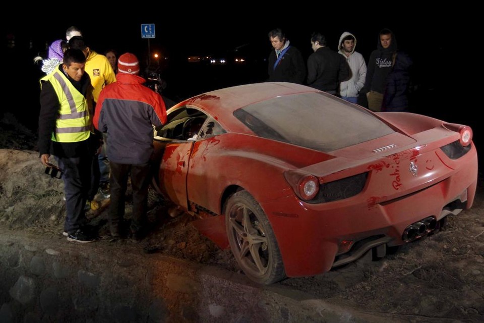 Meia chileno chora e se diz envergonhado por dirigir embriagado A Ferrari de Vidal ficou destruída após o acidente nas proximidades de Santiago. | Stringer/Reuters