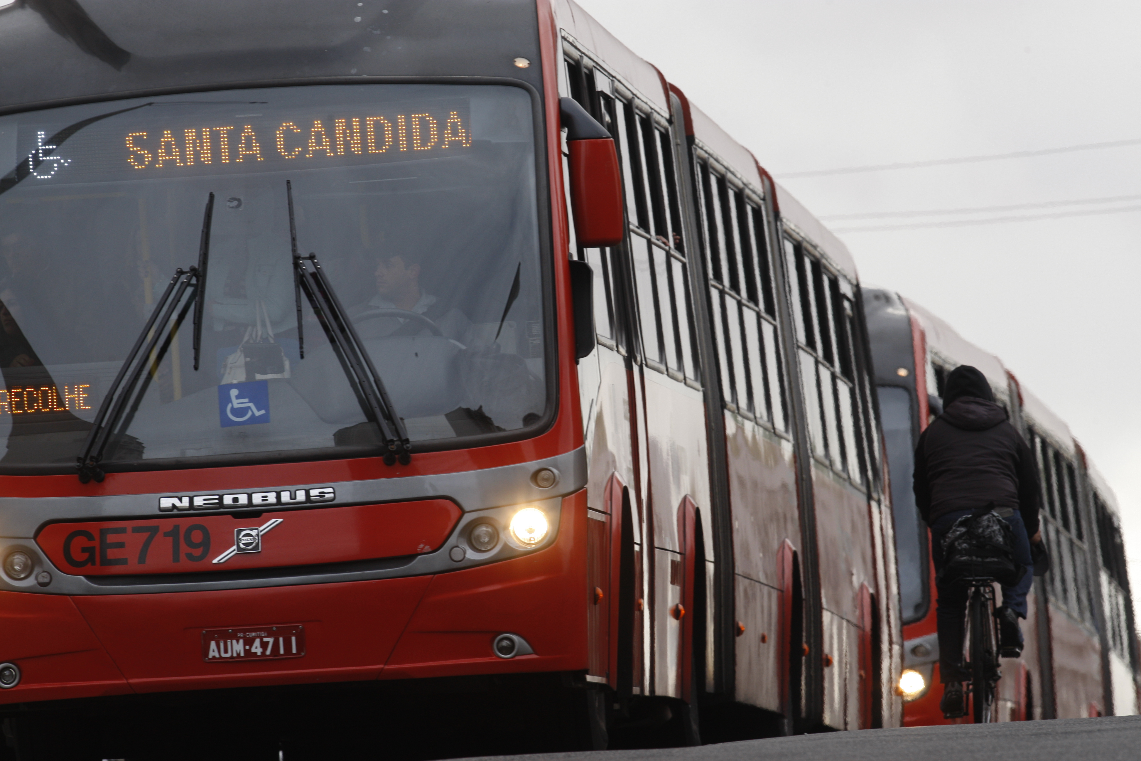 Biarticulados da linha Santa Cândida / Capão Raso eram os mais visados por assaltantes presos pela polícia. | Aniele Nascimento/Gazeta do Povo