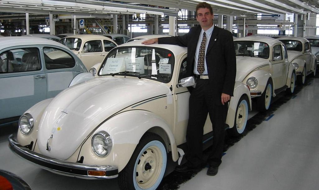 Funcionário da Volks Maik Patzwaldt, que colocou o modelo à venda, na época em que trabalhava na planta de Puebla, no México. | Divulgação/Classic Trader