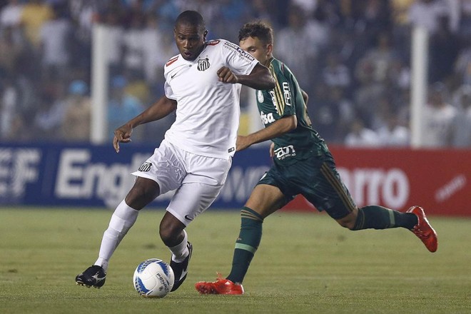 VALENCIA (COLÔMBIA). Conhecido da torcida do Atlético, o volante Edwin Valencia fez carreira no futebol brasileiro. Depois do time paranaense, defendeu o Fluminense e agora está no Santos. | Ricardo Saibun/Santos