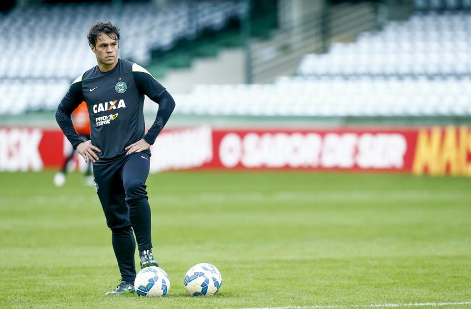 Kléber te ve o auge no seu retorno ao Brasil vestindo a camisa do Cruzeiro. | Hugo Harada/Gazeta do Povo