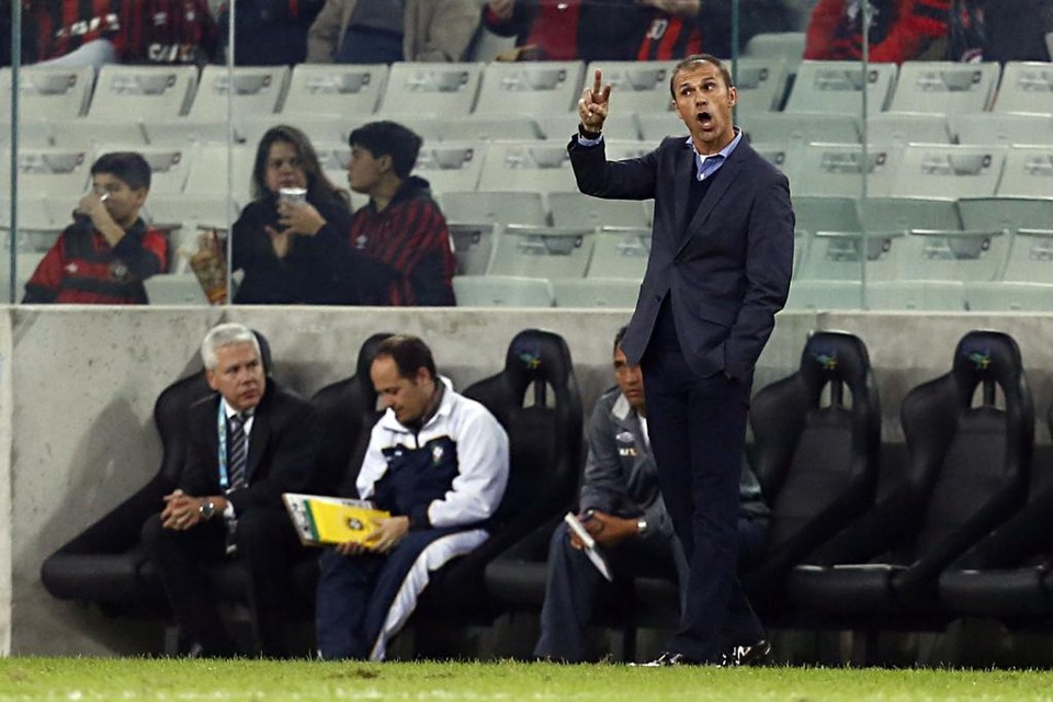 Milton Mendes em ação. Técnico do Furacão acredita que tática é a principal vertente do jogo. | Felipe Rosa/Tribuna do Paraná
