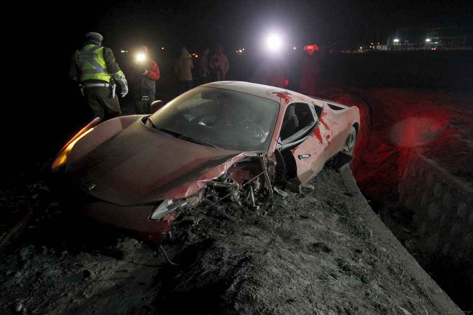 A Ferrari de Vidal ficou destruída após o acidente nas proximidades de Santiago. | Stringer/Reuters