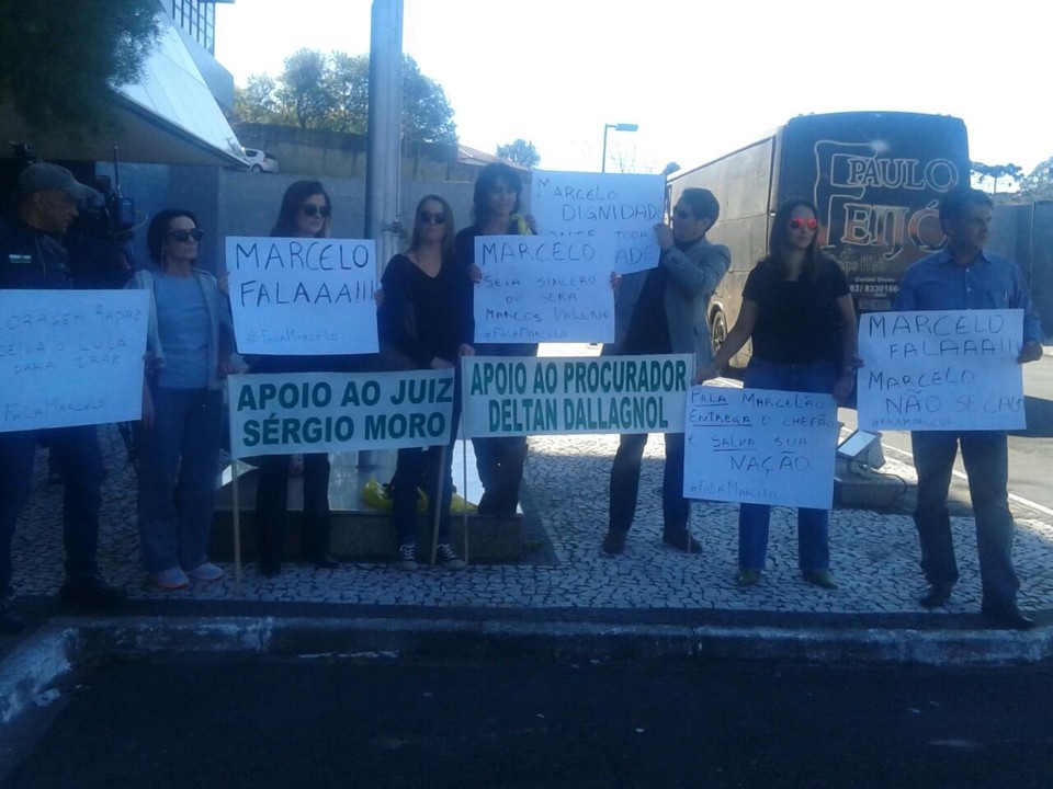 Pocket Action do Movimento Acorda Brasil em frente à sede da PF em Curitiba. | Kelli Kadanus/Gazeta do Povo