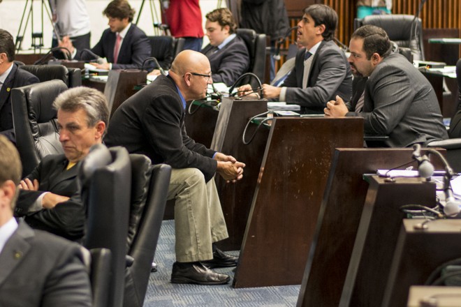Líder do governo na Casa, Luiz Claudio Romanelli (PMDB) conversa com a base. | Henry Milleo/Gazeta do Povo