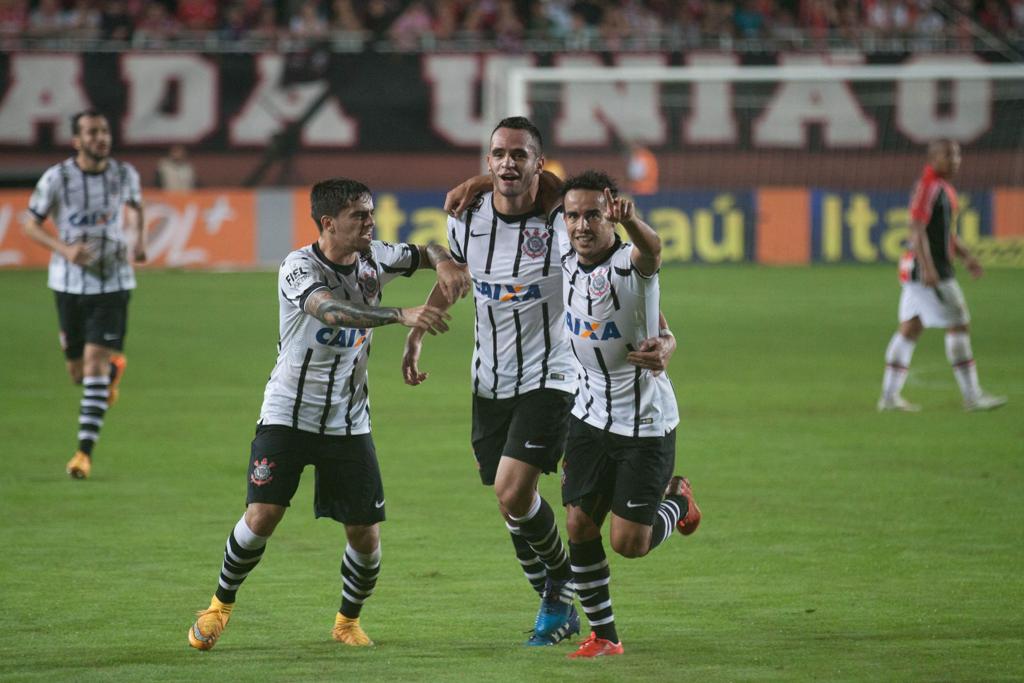 Jadson comemora com os colegas único gol da partida entre Corinthians e Joinville | Fernando Remor/APP/Folhapress