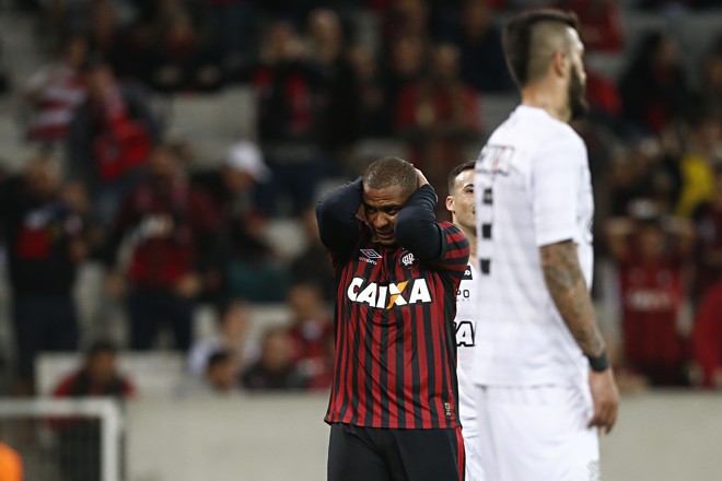 Walter lamenta chance perdida contra o Figueirense. | Felipe Rosa/Tribuna do Paraná