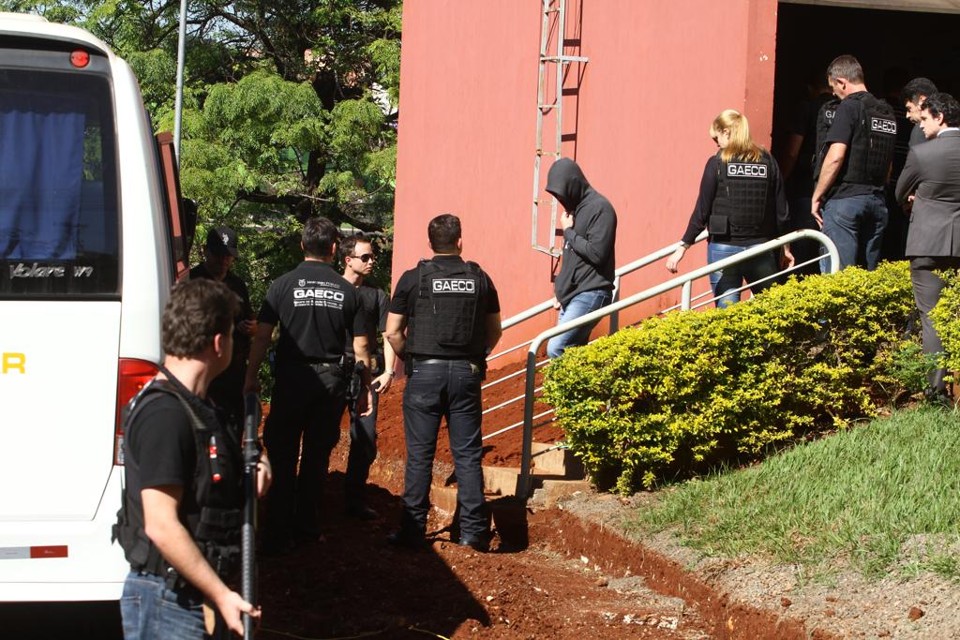 Presos da segunda fase da operação foram levados da sede do Gaeco, em Londrina, para a prisão em um ônibus da Polícia Militar | Roberto Custódio/Jornal de Londrina