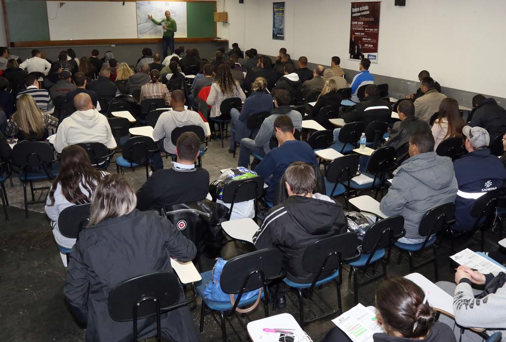 Sala de aula lotada no cursinho Aprovação, em Curitiba: corte drástico no número de seleções em 2015 não desanima os concurseiros. | Pedro Serápio/Gazeta do Povo