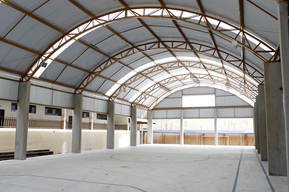 Quadra esportiva do Colégio Estadual Doracy Cezarino, em Curitiba, cuja reforma é da Valor Construtora, está inacabada. | Antônio More/Gazeta do Povo