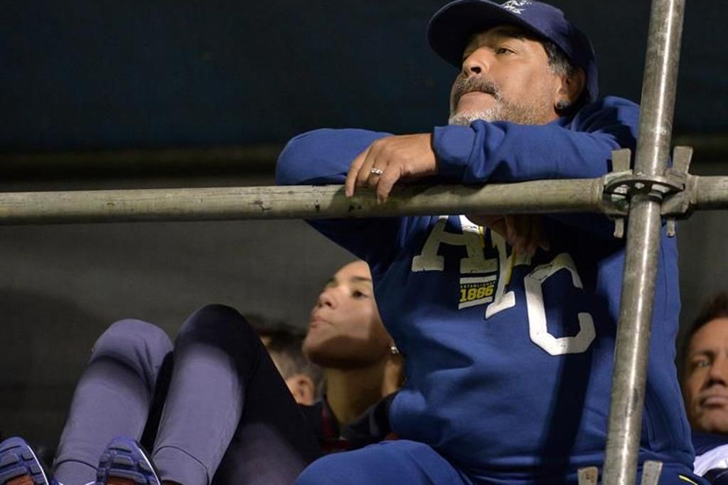 Maradona afirmou que Figo não era confiável. | /