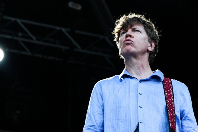 The Thurston Moore Band – Thurston Moore é o tio mais legal do rock alternativo. Acompanhado de uma banda espetacular que conta com Debbie Googe (My Bloody Valentine), tocou as músicas de The Best Day (2014), disco que retoma as influências noise que ele mesmo criou, incluindo aí simplesmente o Sonic Youth. Foi um show categórico e potente, com improvisações e momentos de êxtase instrumental. Protetores de ouvidos foram necessários, mas viam-se pessoas dançando ao som de todo aquele barulho calculado. | Dani Canto/Divulgação