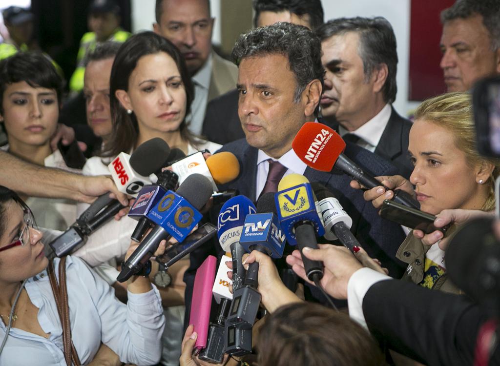 Aécio Neves em entrevista a jornalistas venezuelano no aeroporto de Caracas, na quinta-feira | MARCO BELLO/REUTERS