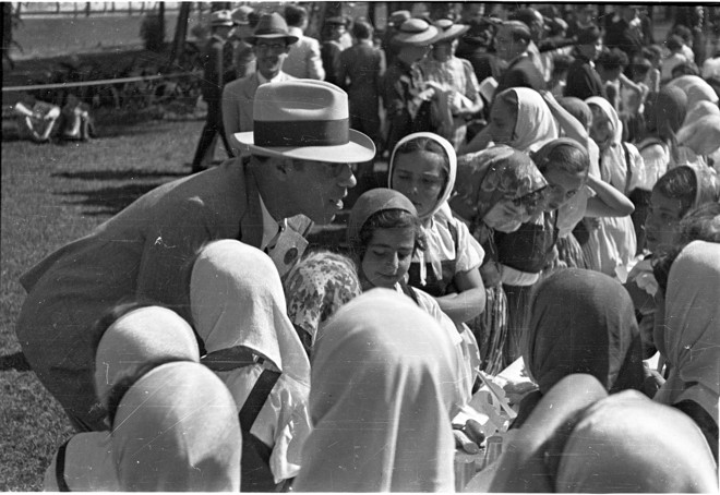 Mário de Andrade no Parque Infantil D. Pedro II, em 1937 | Benedito Junqueira Duarte/Museu da Cidade de São Paulo