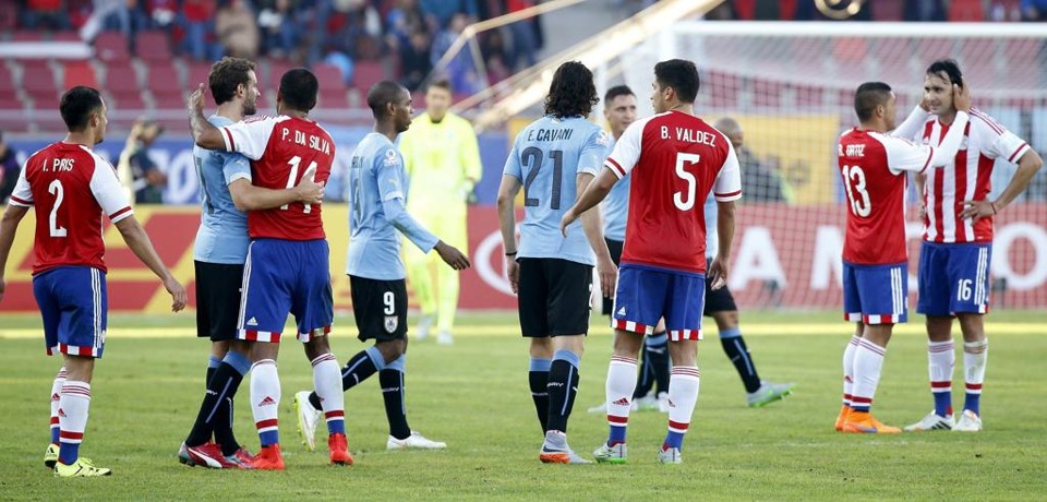 Jogadores do Uruguai e do Paraguai se cumprimentam após o fim da partida pela grupo B. Resultado classificou as duas equipes. | Juan Carlos Cárdenas/EFE