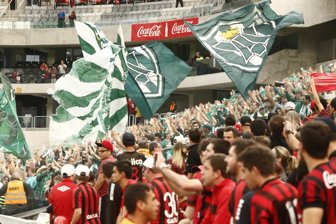 Torcidas do Atlético e do Coritiba no primeiro Atletiba na nova Arena da Baixada. | hugo Harada/Gazeta do Povo