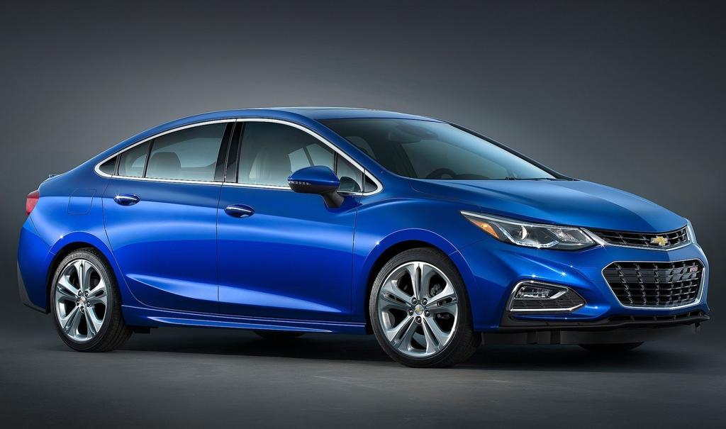 Modelo ganhou faróis de xenônio mais espichados e com luzes diurnas em led, interligados à nova grade. Logo abaixo há uma ampla tomada de ar. | Fotos: Chevrolet/Divulgação