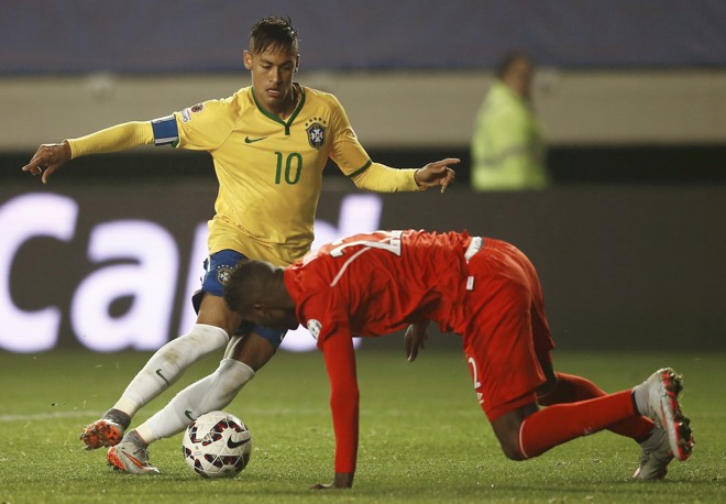 Neymar tenta drible em zagueiro da seleção peruana | RICARDO MORAES/REUTERS