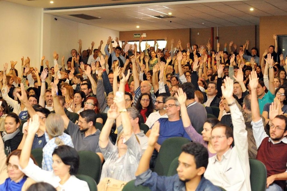Em assembleia, servidores da UEL decidiram suspender a greve. | Gilberto Abelha/Jornal de Londrina