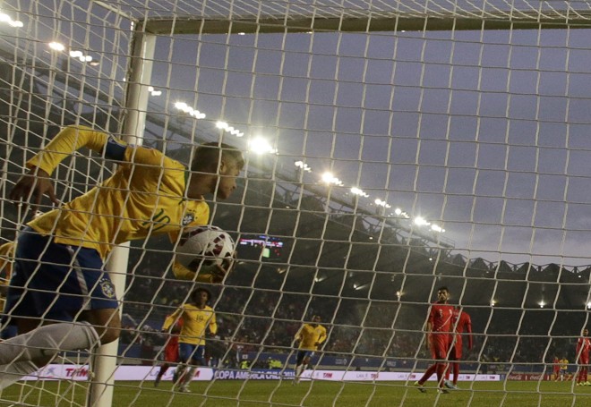 Neymar busca bola no fundo do gol após empatar a partida | UESLEI MARCELINO/REUTERS