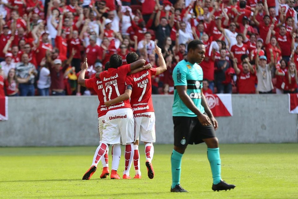 Jogadores do Inter celebram o gol no Beira-Rio. | Pedro Tesch/Eleven/Folhapress